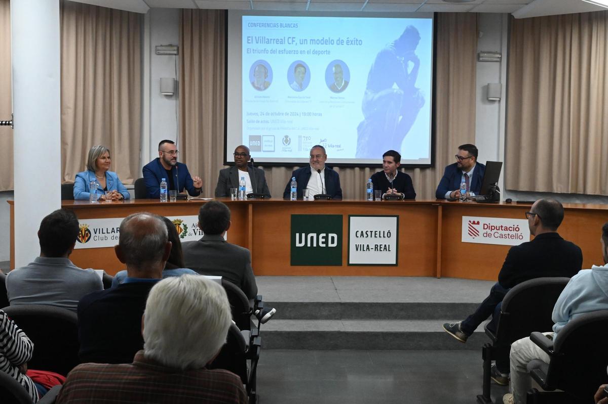Imagen antes del inicio de la ponencia.