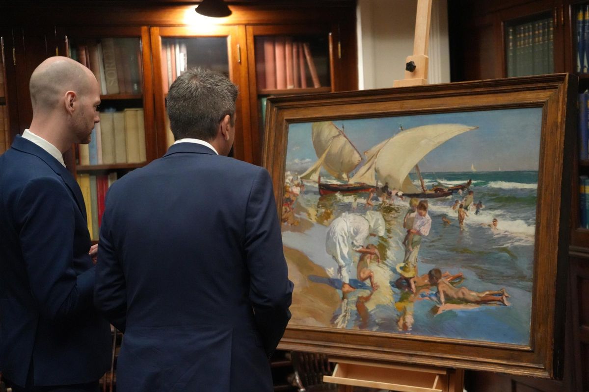 Una obra de Joaquí­n Sorolla en la Hispanic Society of America, con el president de la Generalitat, Carlos Mazón, y el CEO de la Hispanic Society of America, Guillaume Kientz.