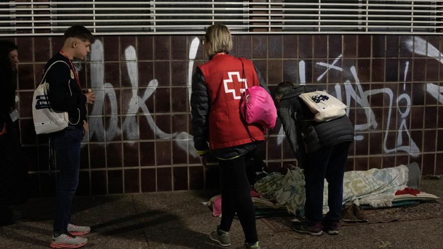 Zaragoza arropa a las personas sin hogar: 163 duermen al raso