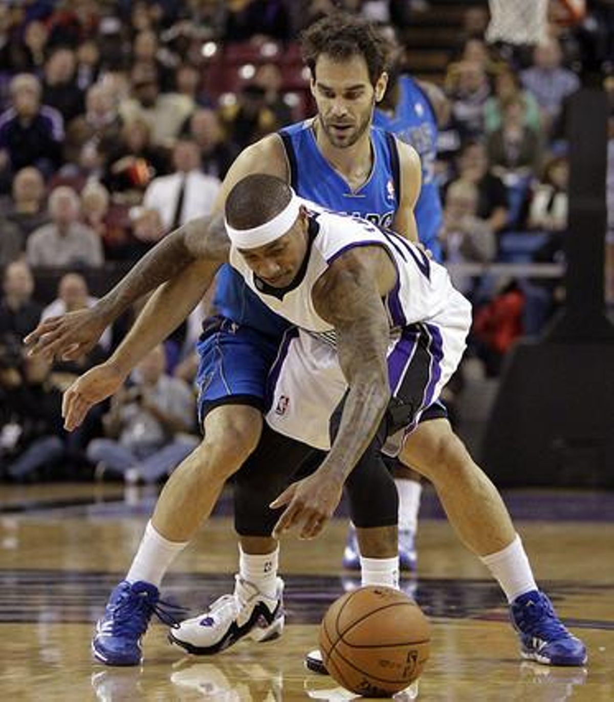 José Manuel Calderon i Isaiah Thomas, en un moment del partit.