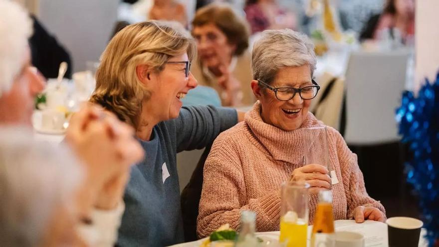 Sillas llenas para compensar las vacías: las fiestas que evitan la soledad de las personas mayores en Navidad