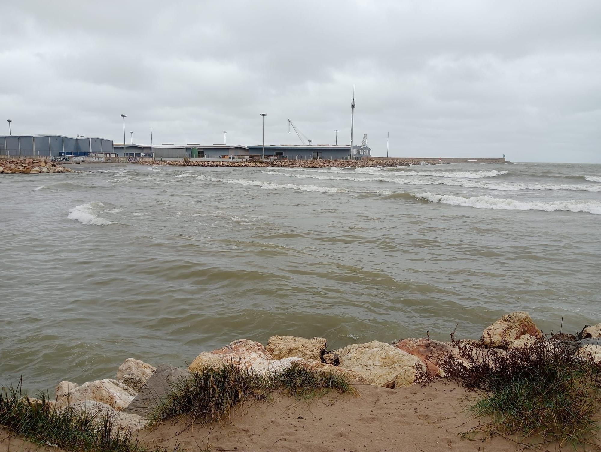 Oleaje en la playa de Venècia, en Gandia, este mediodía.