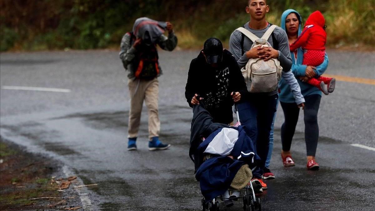 La caravana de migrantes hondureños que se dirige a Estados Unidos y que logró pasar con documentos la aduana de Agua Caliente, continúa hoy su caminata hacia la ciudad de Guatemala.