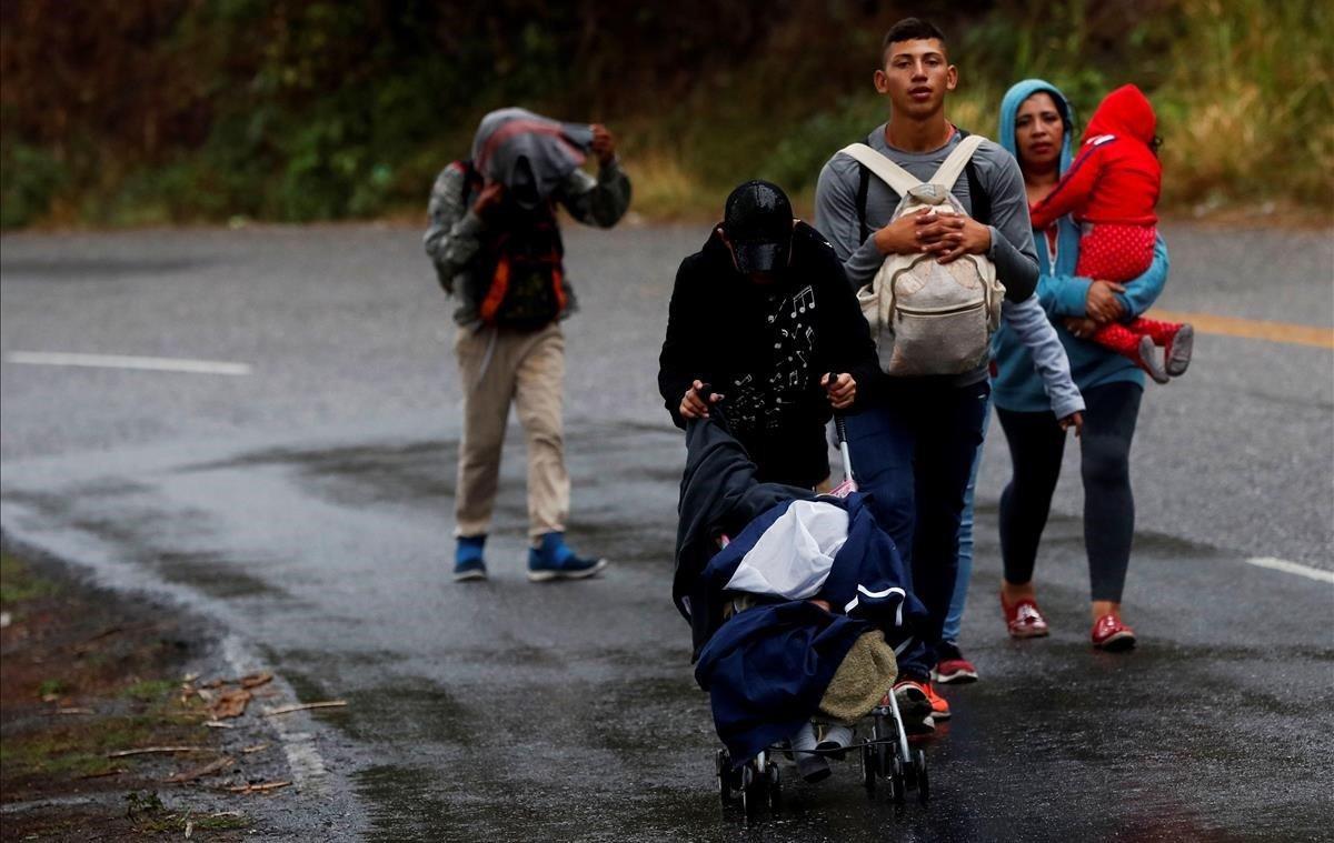 La caravana de migrantes hondureños que se dirige a Estados Unidos y que logró pasar con documentos la aduana de Agua Caliente, continúa hoy su caminata hacia la ciudad de Guatemala.