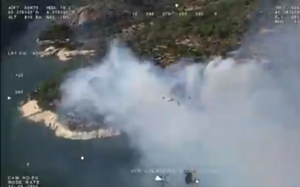 Cinc helicòpters miren d’apagar un gran incendi forestal al pantà de San Juan