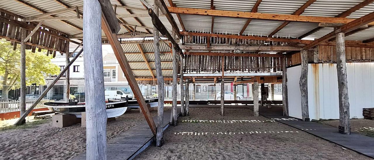 Interior de la carpìntería de ribeira de Banda do Río, en Bueu. | // SANTOS ÁLVAREZ
