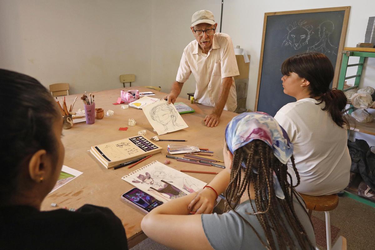 Enric Sala fent classes en un curs intensiu d’estiu de pintura i altres tècniques a l’Escola Municipal de Belles Arts de Sat