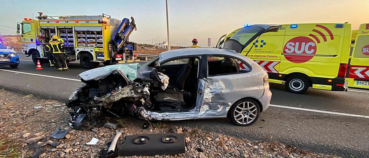 El vehículo en el que el conductor perdió el control del mismo, ayer, en el accidente en la circunvalación Carrizal e Ingenio.