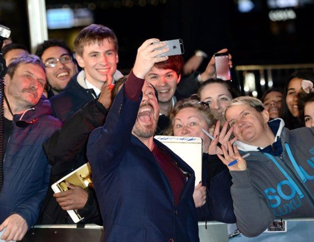 Ricky Gervais se hace un selfie con los seguidores que están en la première londinense de la tercera temporada de 'House of Cards'