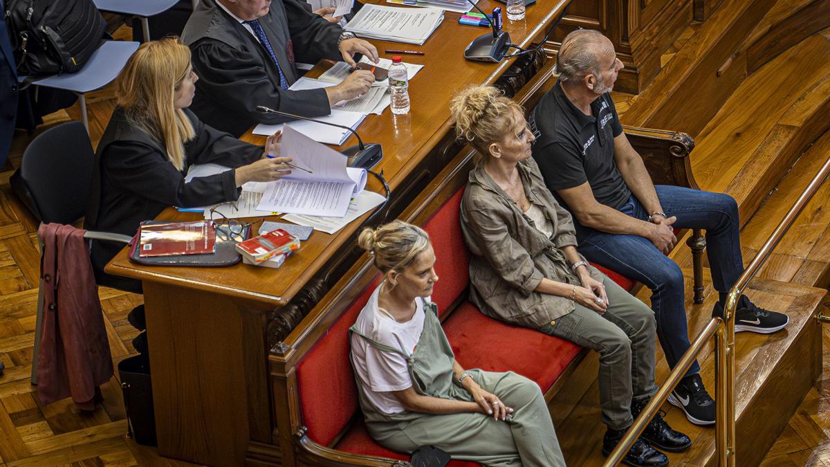 Dolores y Pilar Vázquez (de izquierda a derecha) e Isaac, en el extremo del banco.