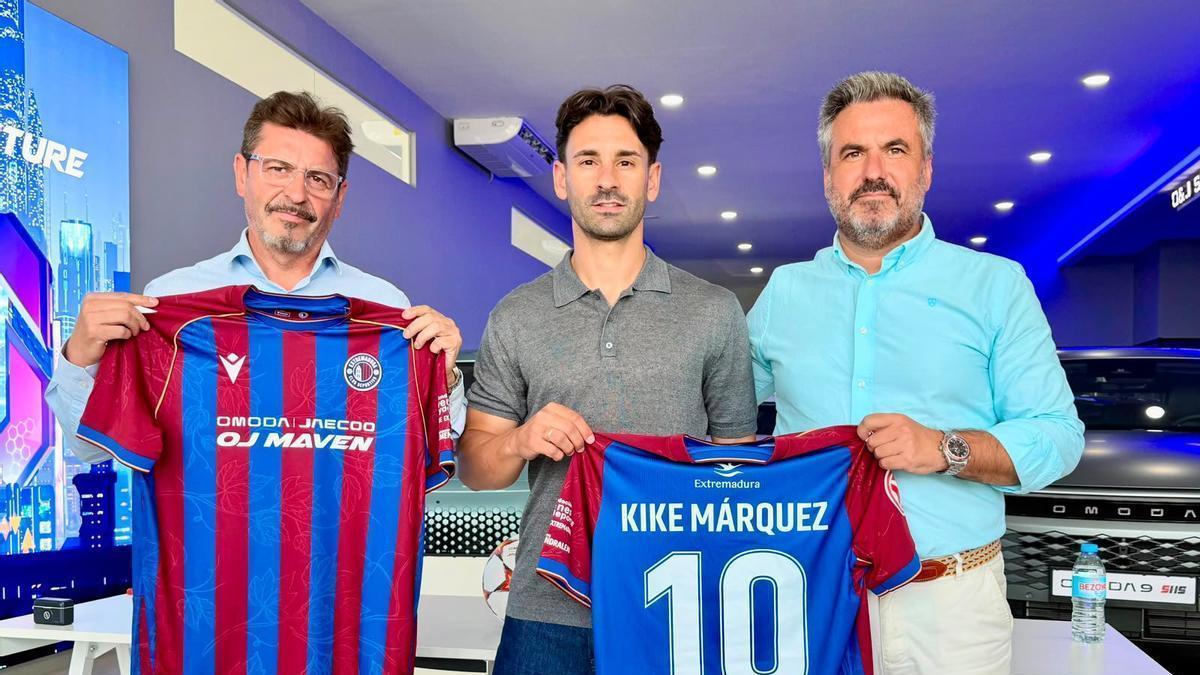 Carlos Venegas, Kike Márquez y Pepe Reynolds durante la presentación del jugador en OJ Maven.