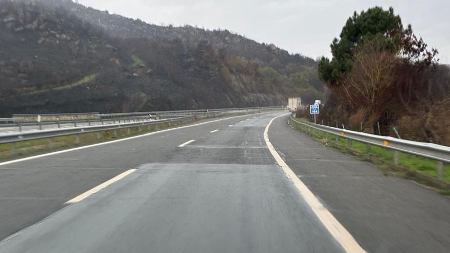 Estado del firme de la A-52, este miércoles, en una de las zonas incluidas en las obras licitadas. | FdV