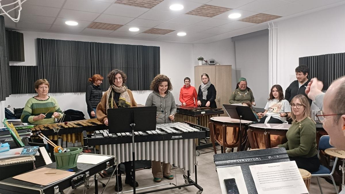 Una classe de percussió per a famílies en l'edició de 2025 de la Setmana Cultural.
