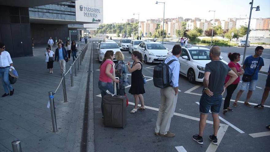 Los taxistas de Zaragoza apoyan casi por unanimidad seguir con la huelga