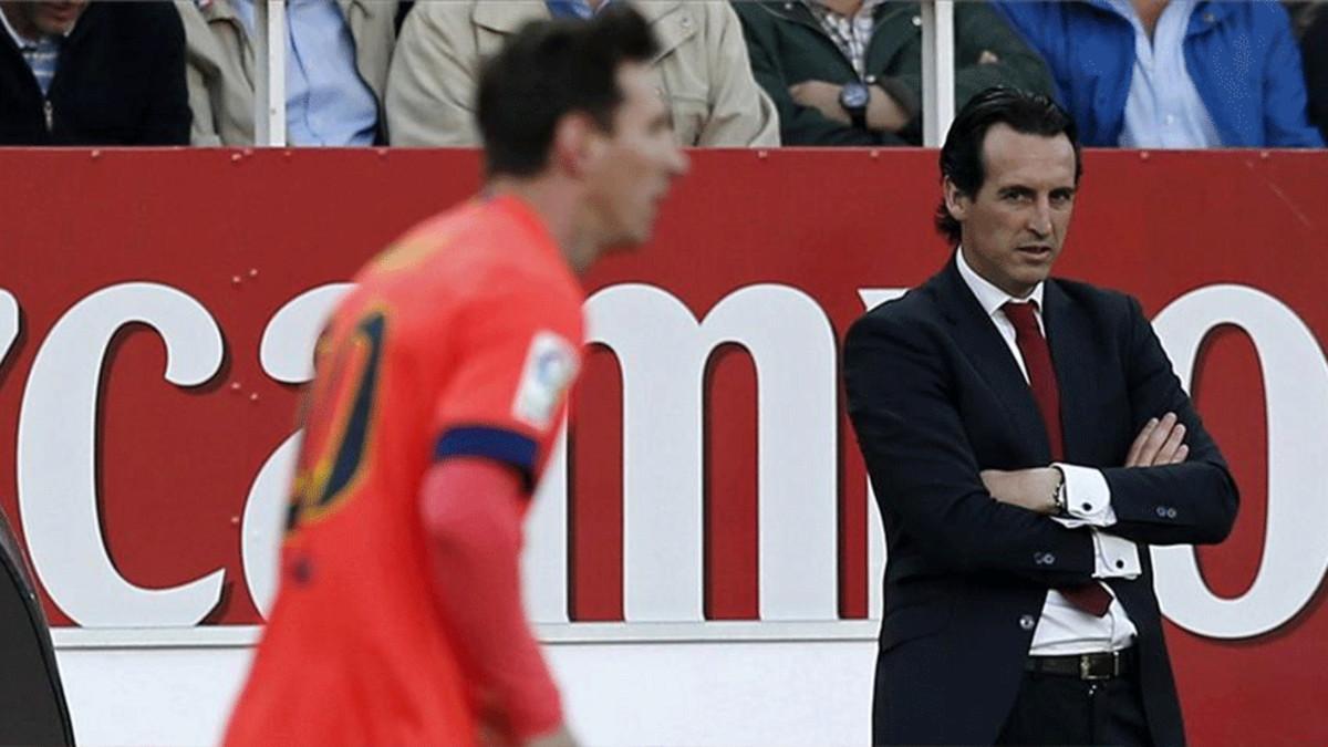 Messi es observado por Emery, entonces entrenador del Valencia
