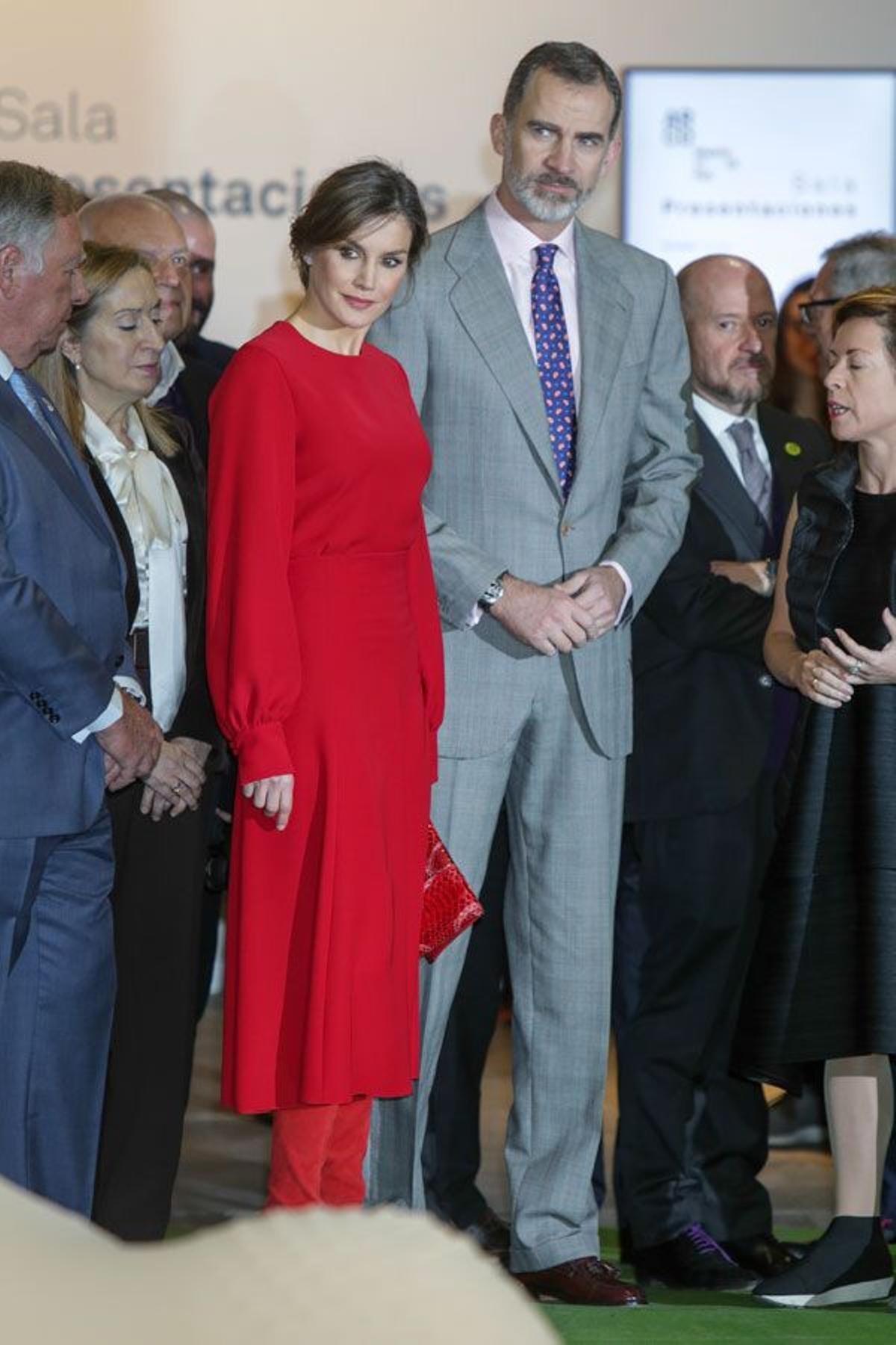 Letizia Ortiz en ARCO con falda y camisa roja junto a Felipe VI