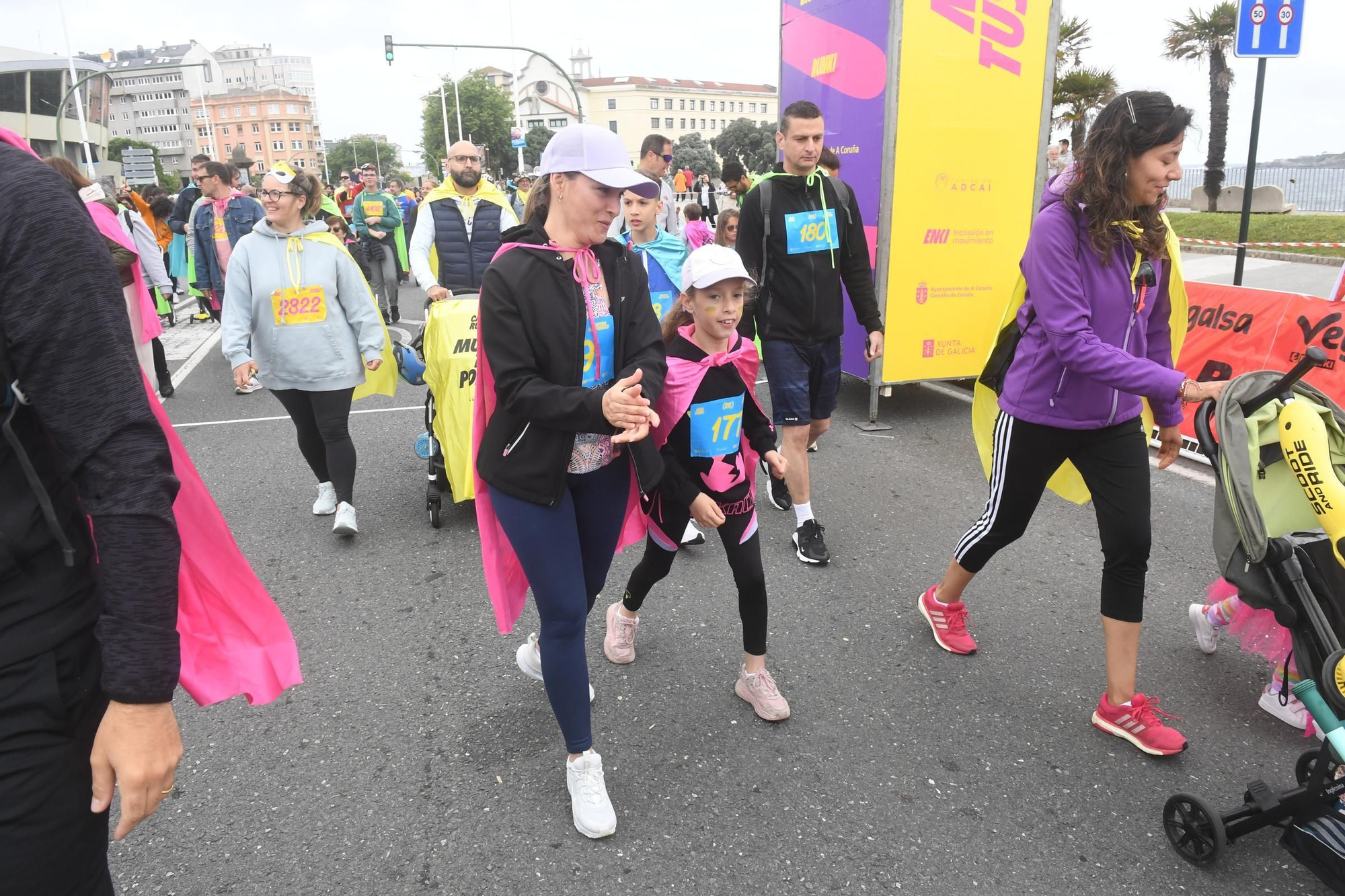 La carrera RUNKI, promovida por ENKI y Fundación Adcai inunda las calles de A Coruña con sus capas de superhéroes
