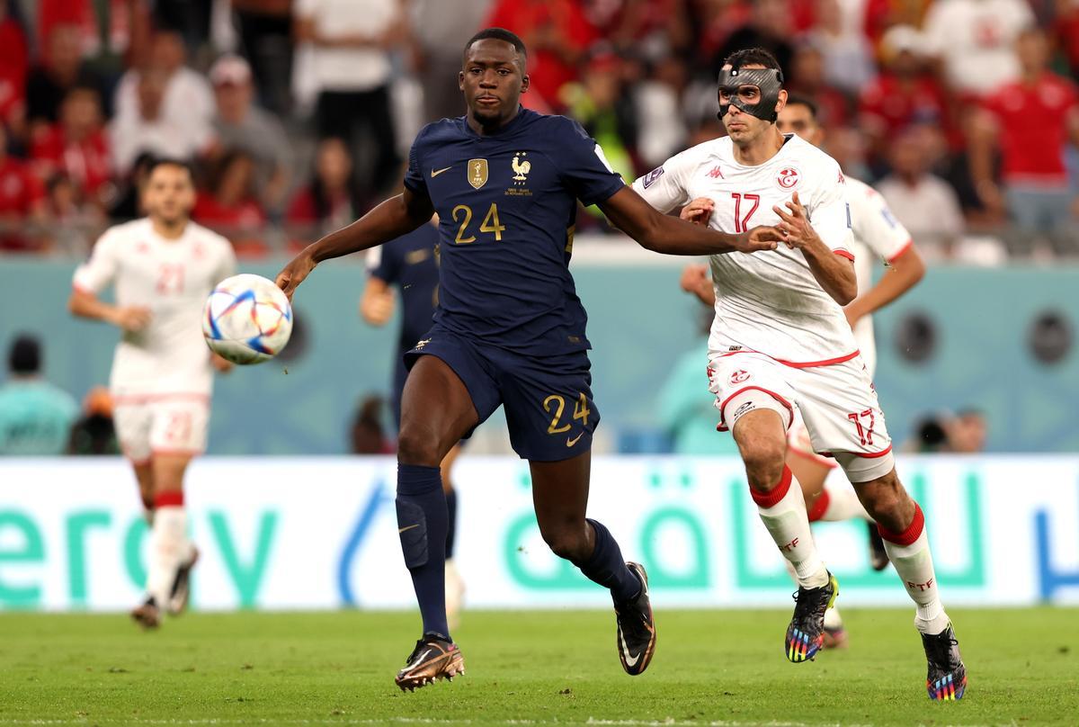 Doha (Qatar), 30/11/2022.- Ellyes Skhiri (R) of Tunisia in action against Ibrahima Konate of France during the FIFA World Cup 2022 group D soccer match between Tunisia and France at Education City Stadium in Doha, Qatar, 30 November 2022. (Mundial de Fútbol, Francia, Túnez, Túnez, Catar) EFE/EPA/Tolga Bozoglu