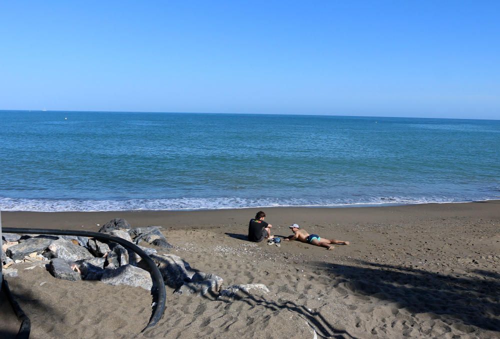 Los vecinos del barrio de Huelin se quejan del mal estado de la playa y piden responsabilidades al Ayuntamiento de Málaga