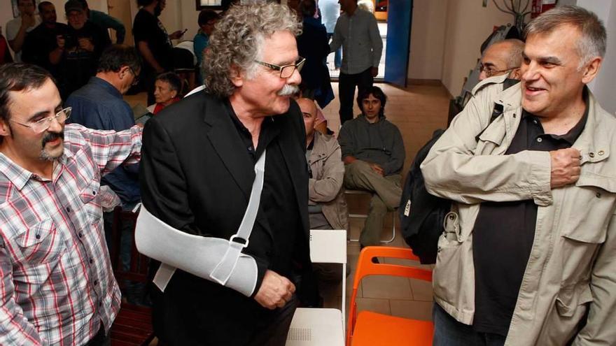 Joan Tardá charla con Quim Sopena, con Rafael Velasco, de Famyr, tras él.