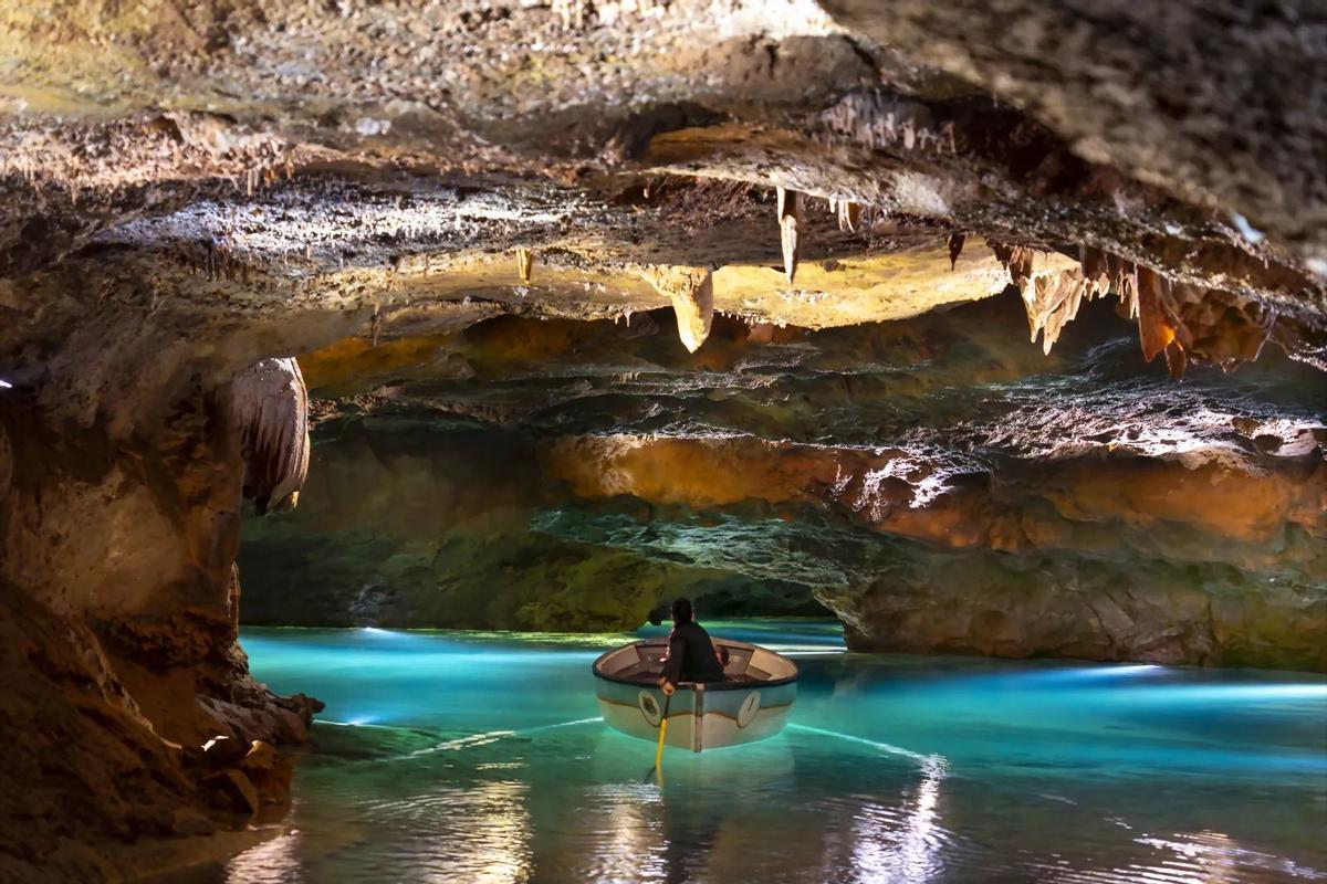 Visita les Coves de Sant Josep.