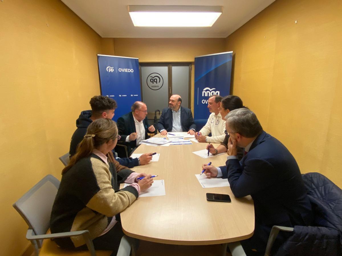 Por la izquierda, Leónides Bousoño, Carlos Alonso, Pedro Górriz, Agustín Iglesias Caunedo, Lito Rodríguez, Covadonga Díaz y Alfredo García Quintana, durante la reunión del comité organizador.