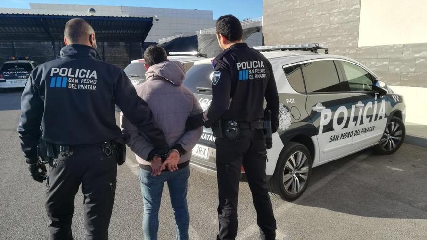 Agentes de Policía con el detenido.