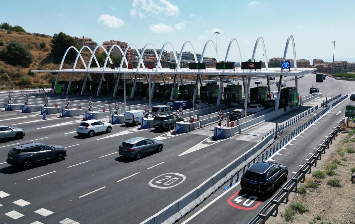 Otra imagen del área de peaje troncal de Calahonda de la autopista de la Costa del Sol en Málaga.