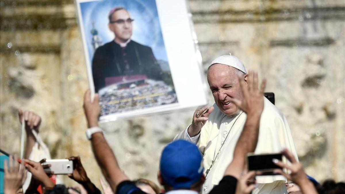 El Papa, vitoreado ante una foto de Romero.