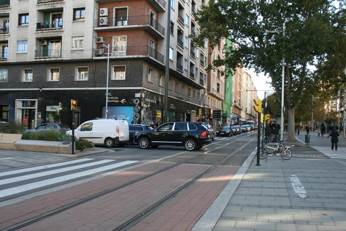 Es muy importante que los vehículos no se detengan en las vías del tranvía cuando se encuentren en un cruce.