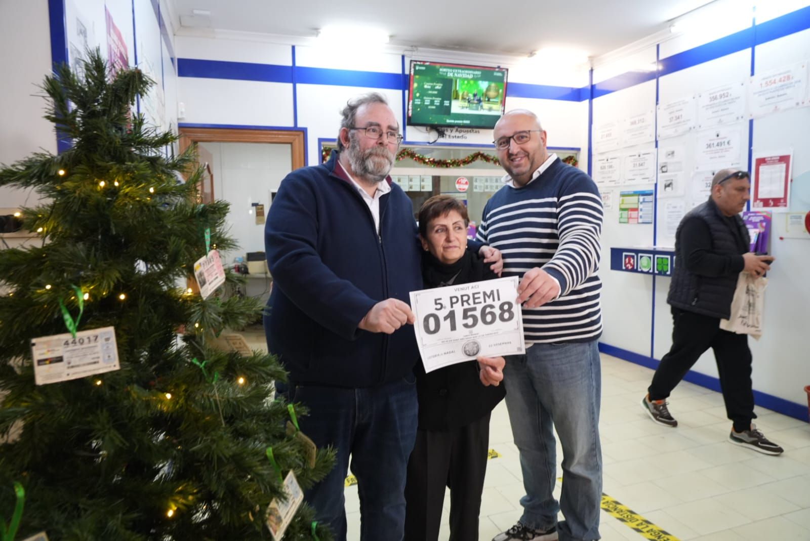 Galería: Un quinto premio de la Lotería de Navidad da una alegria en Vila-real