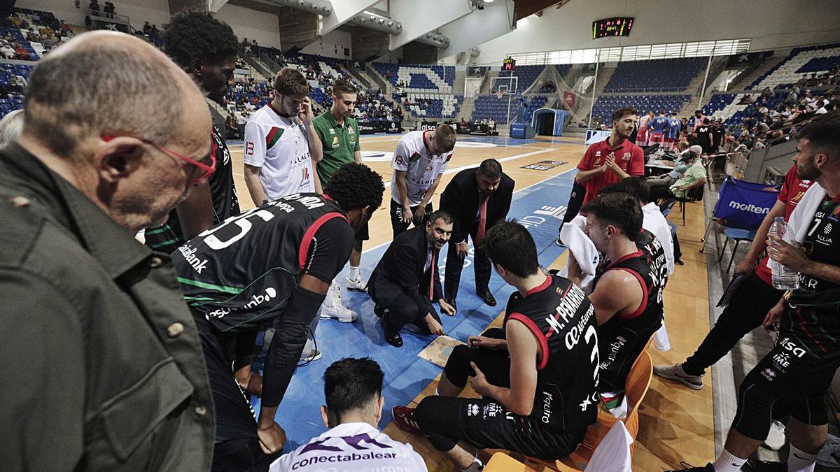 Álex Pérez y Pau Tomàs dan instrucciones durante un tiempo muerto. | MANU MIELNIEZUK