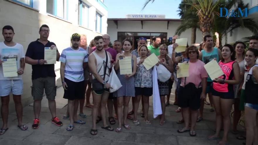 Un grupo de turistas se manifiesta en Cala Millor contra el trato recibido en un hotel