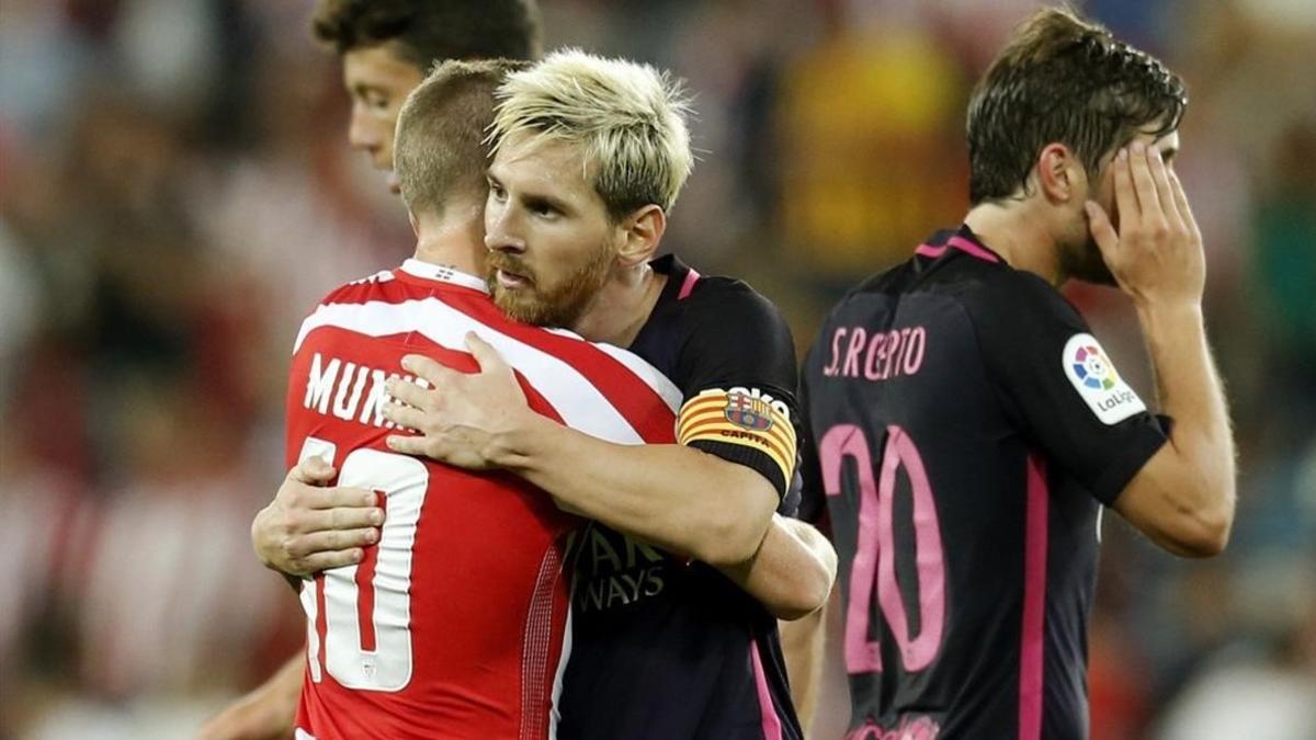 Messi se abraza a Muniain tras el partido.