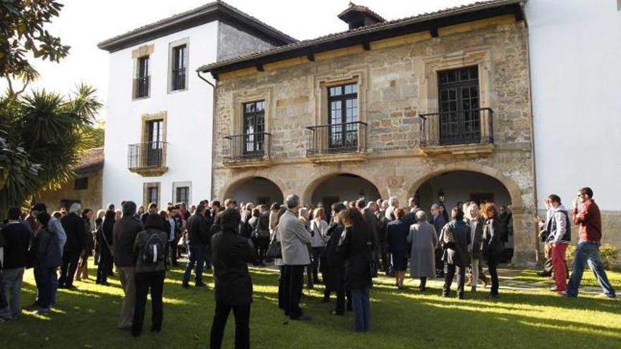 Los asistentes al funeral, ayer, en Meres. En el recuadro, el fallecido.