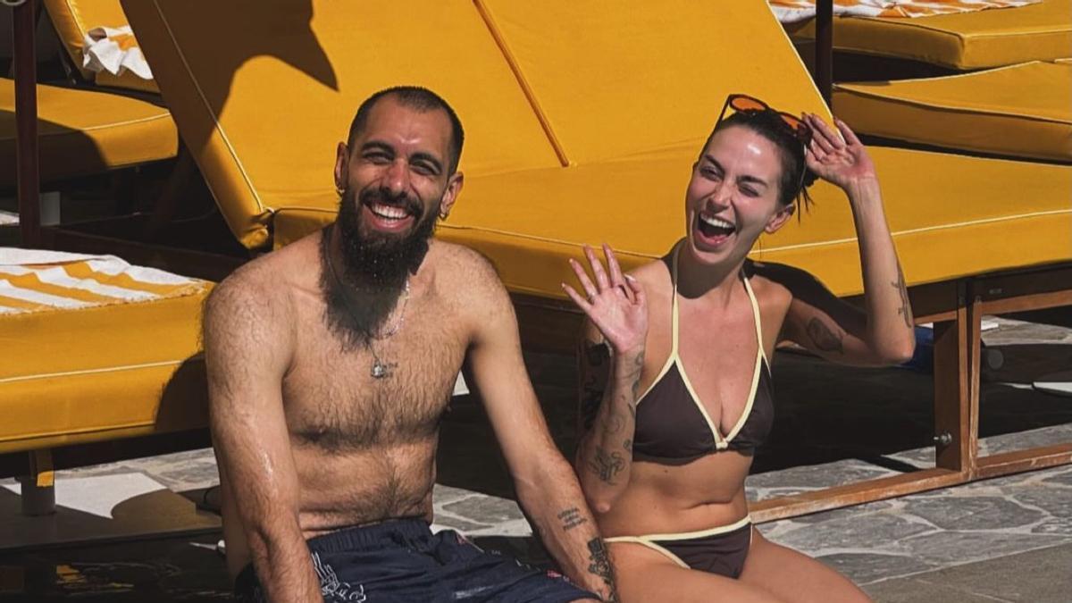 Borja Iglesias y su novia, Maria Valero, en la piscina de un hotel de Ibiza.
