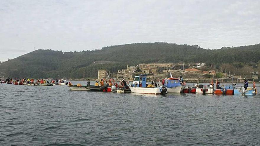 Embarcaciones de marisqueo en la ría de Ferrol.