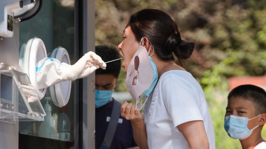 La Xina confina 80.000 turistes pel coronavirus