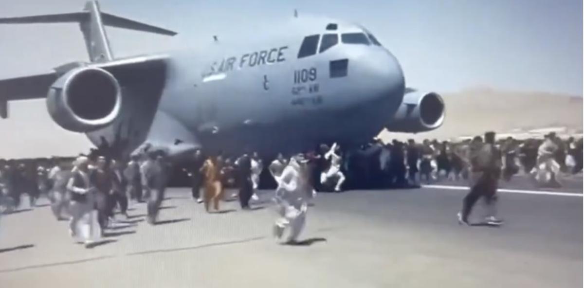El día que los talibanes tomaron el poder en Kabul con un avión intentando despegar
