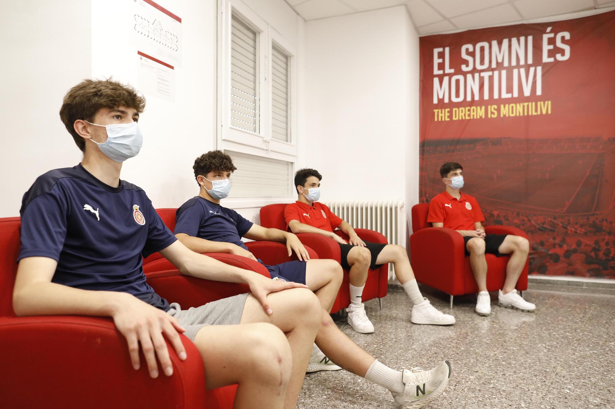 Els futurs jugadors del Girona a les Hortes mirant el primer equip