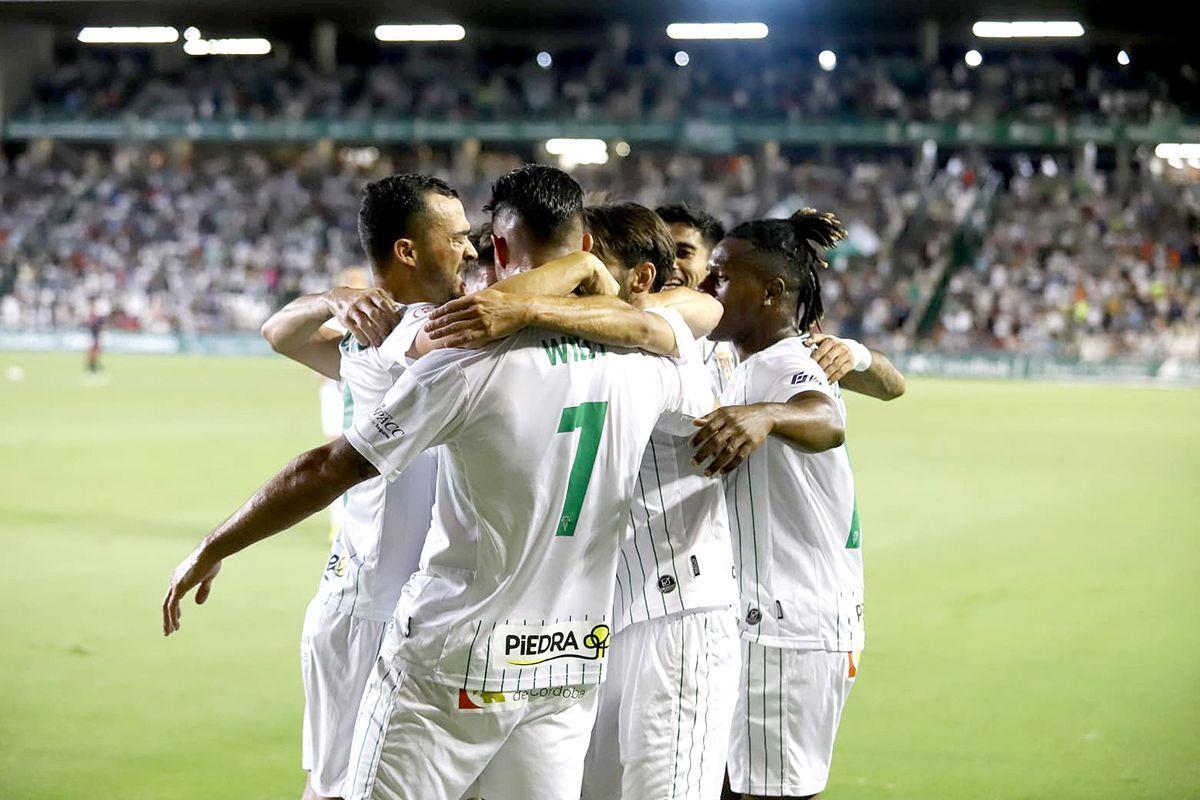 Los jugadores del Córdoba CF celebran en El Arcángel uno de sus goles al Rayo Majadahonda.