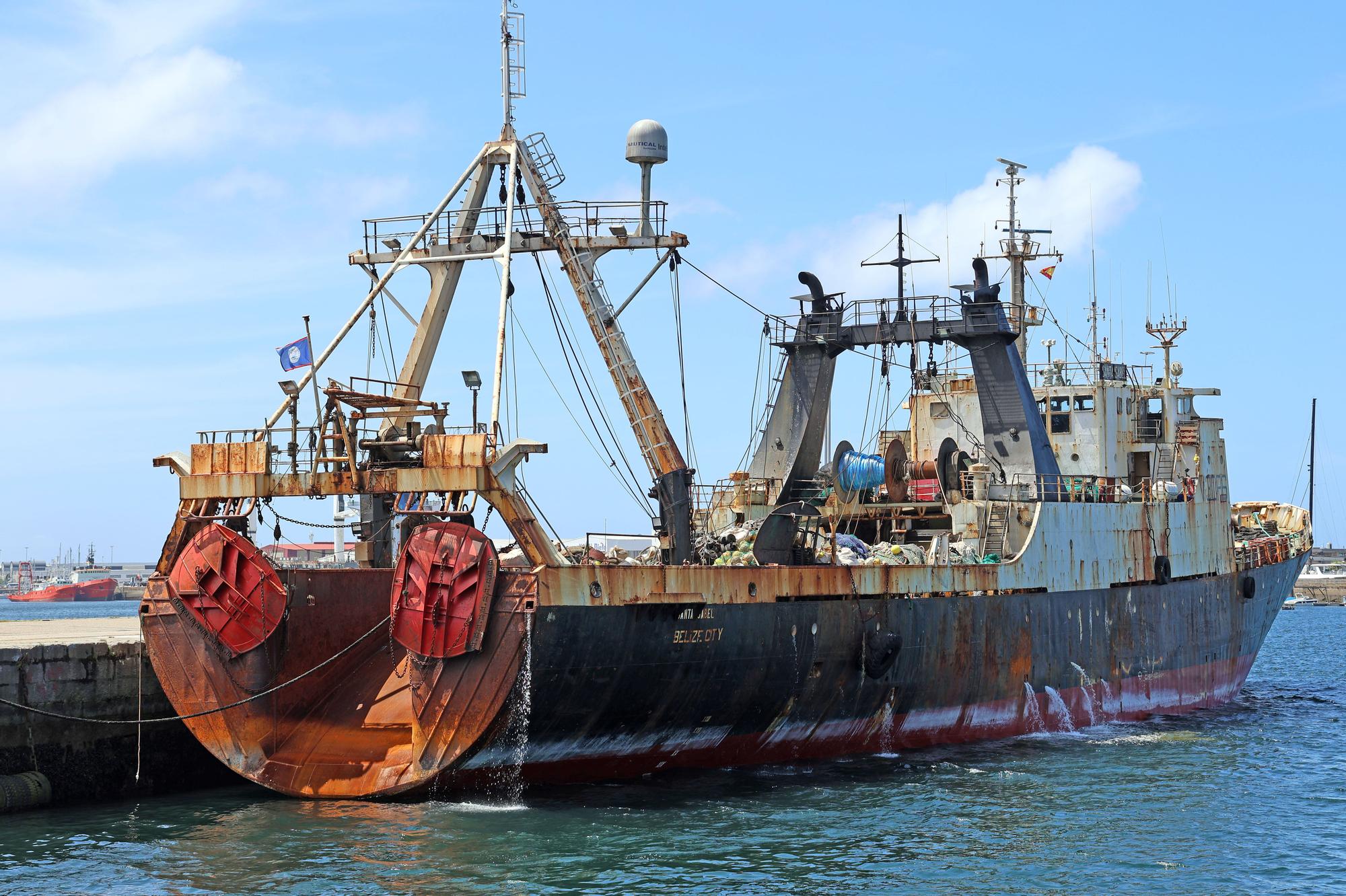 Chatarra a flote: el estado lamentable del arrastrero de Belice amarrado en Vigo
