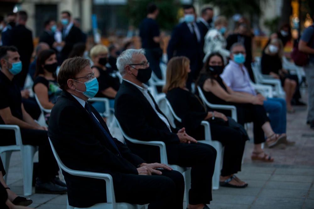 Homenaje a las víctimas del COVID en la plaza del ayuntamiento