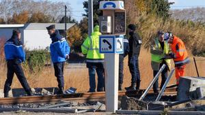 Investigadores en el lugar del accidente de Millas.