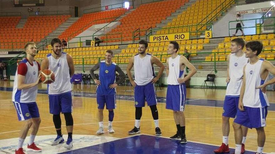 Los jugadores del COB en un entrenamiento en el Paco Paz. // I.O.