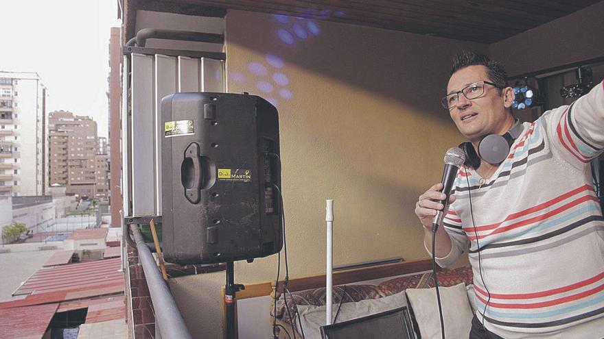 Dj Martín, en el balcón de su casa, en Tomé Cano.