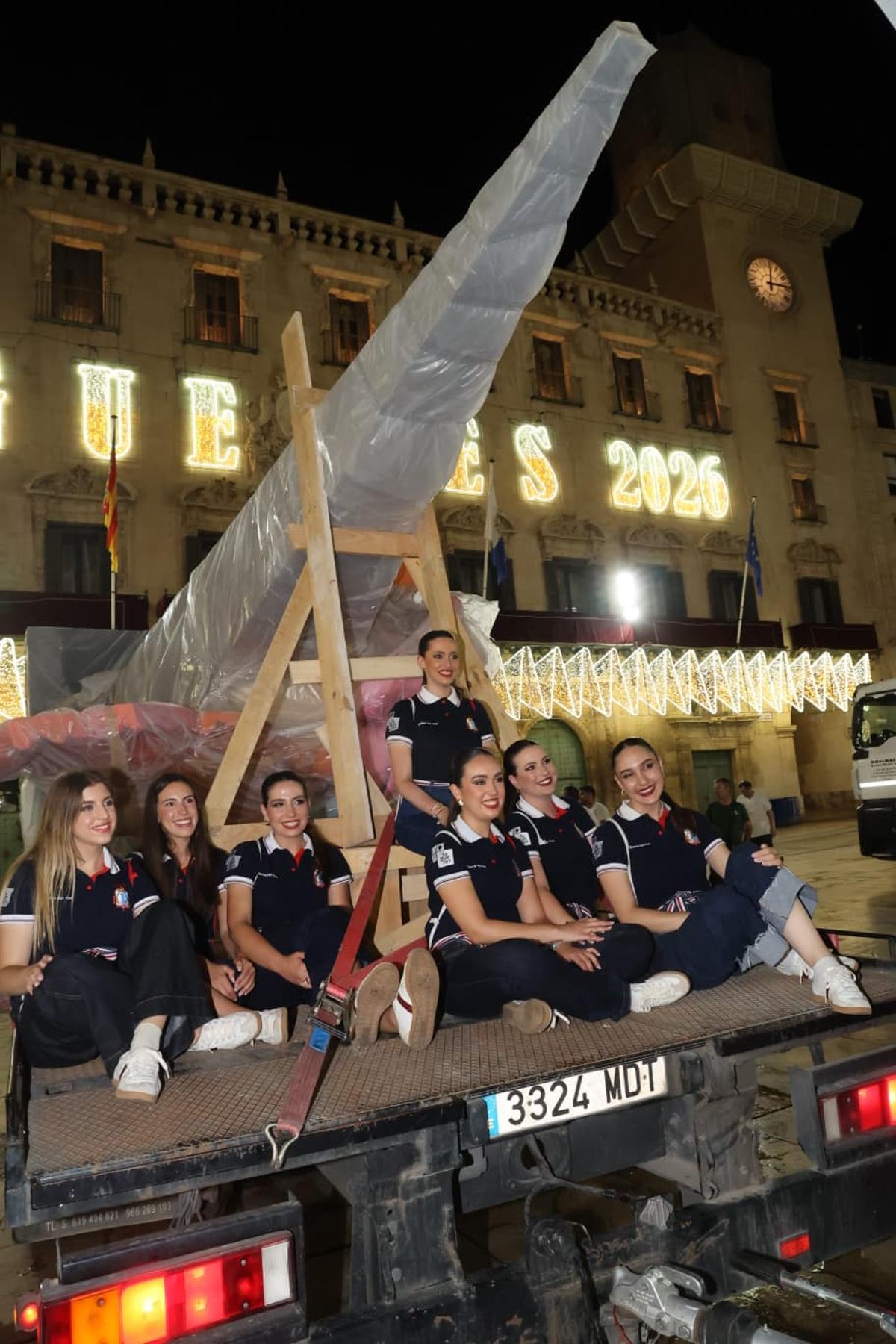 La Bellea del Foc y sus damas presencian la llegada de las primeras piezas de la Hoguera Oficial