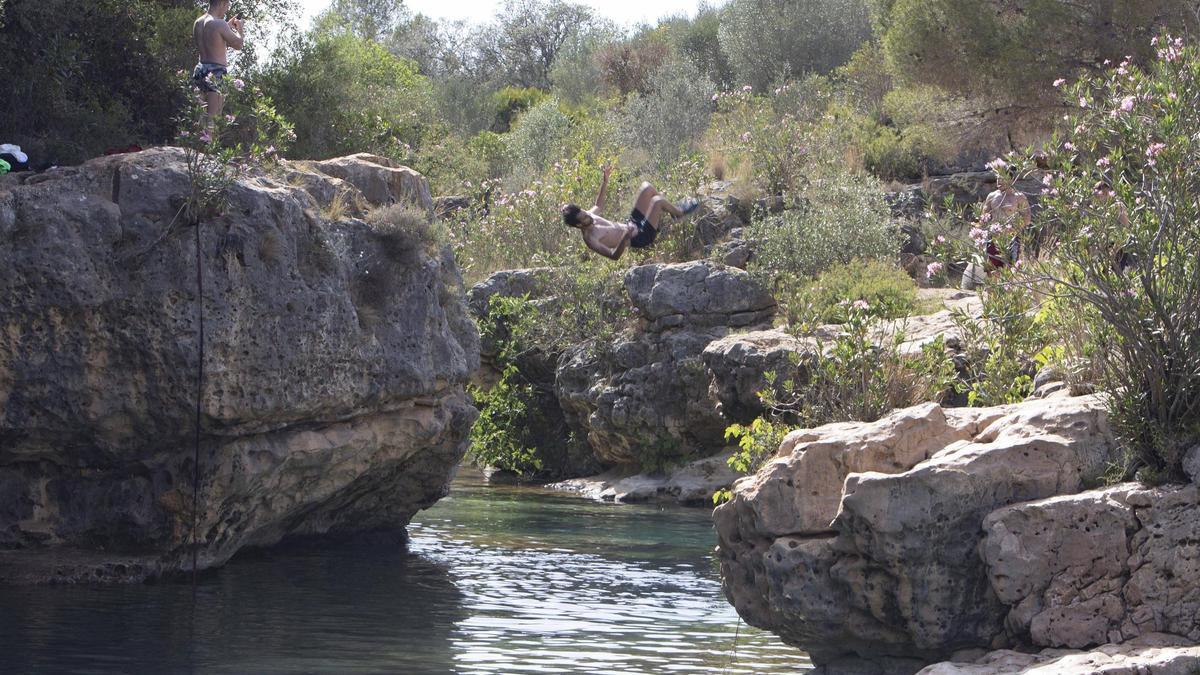 Bañistas en el paraje natural de la Fuente de Marzo de Anna, en julio de 2024.