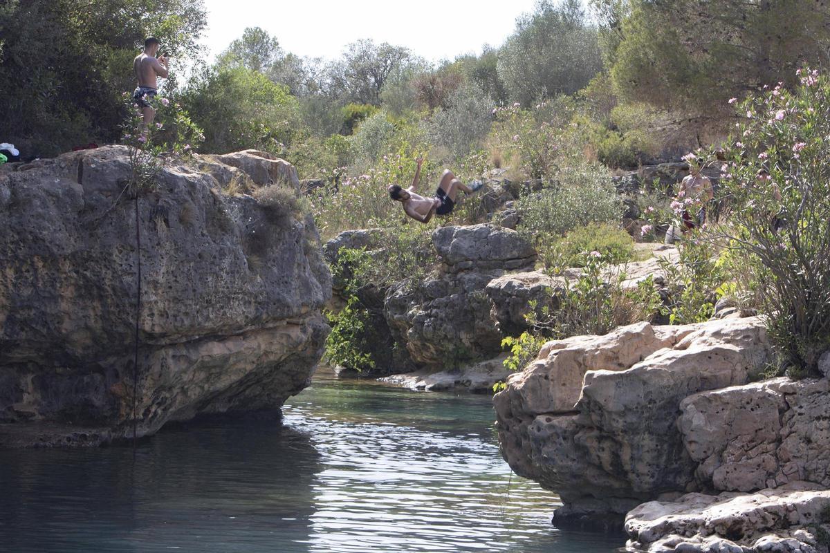 Bañistas en el paraje natural de la Fuente de Marzo de Anna, en julio de 2024.