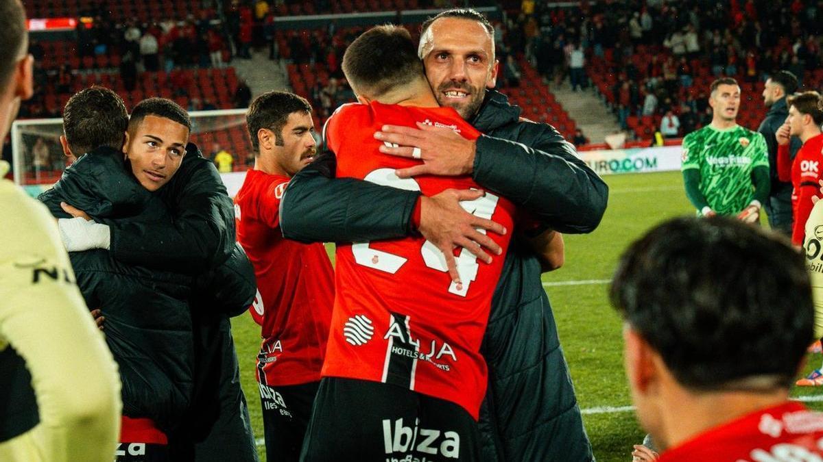 Muriqi se abraza con Valjent al final del partido entre Mallorca y Elche.